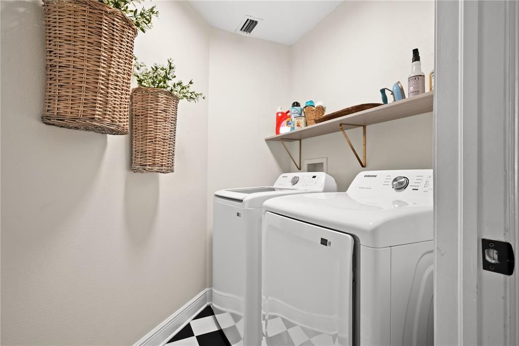 合同活跃: $899,000 (4 贝兹, 4 浴室, 2738 平方英尺)