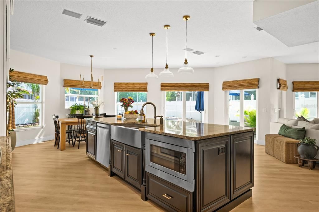 合同活跃: $899,000 (4 贝兹, 4 浴室, 2738 平方英尺)