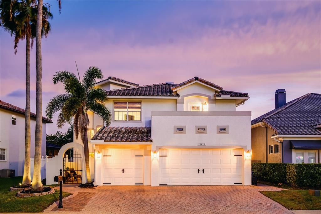 合同活跃: $899,000 (4 贝兹, 4 浴室, 2738 平方英尺)