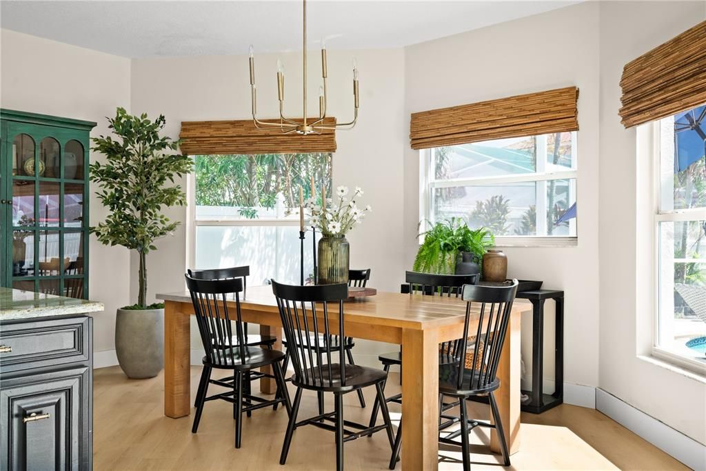 合同活跃: $899,000 (4 贝兹, 4 浴室, 2738 平方英尺)