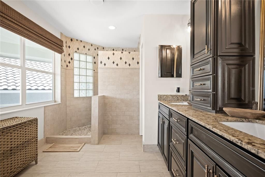 合同活跃: $899,000 (4 贝兹, 4 浴室, 2738 平方英尺)