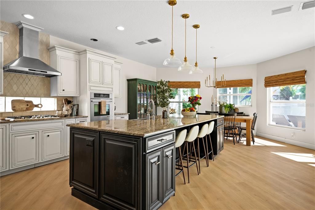 合同活跃: $899,000 (4 贝兹, 4 浴室, 2738 平方英尺)