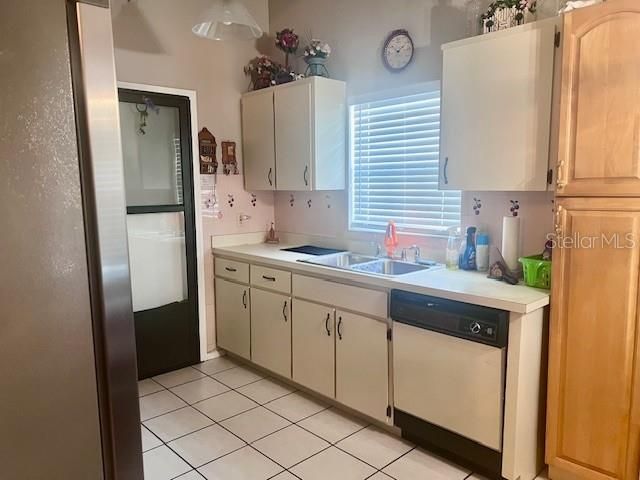 For Sale: $325,000 (3 beds, 2 baths, 1337 Square Feet)