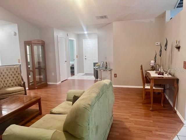 For Sale: $325,000 (3 beds, 2 baths, 1337 Square Feet)