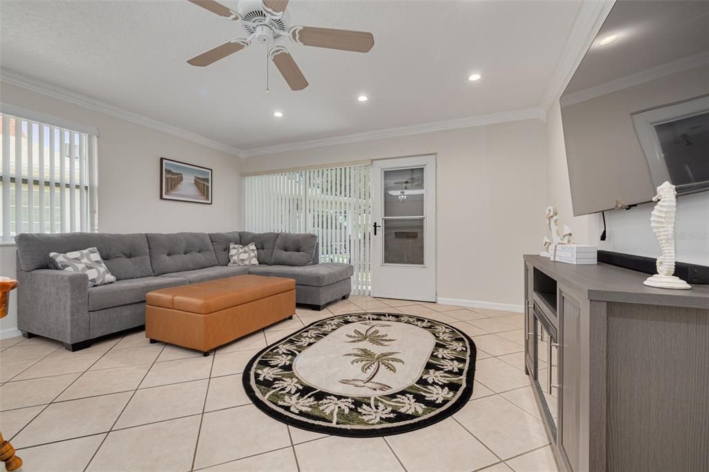 For Sale: $149,900 (1 beds, 1 baths, 825 Square Feet)