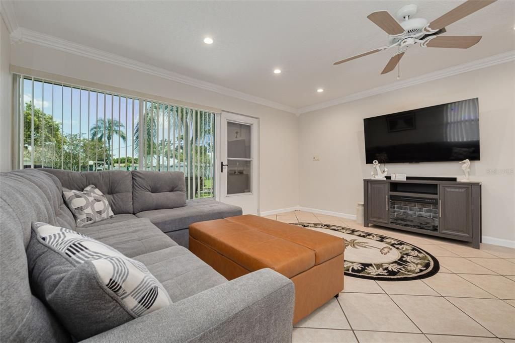 For Sale: $149,900 (1 beds, 1 baths, 825 Square Feet)