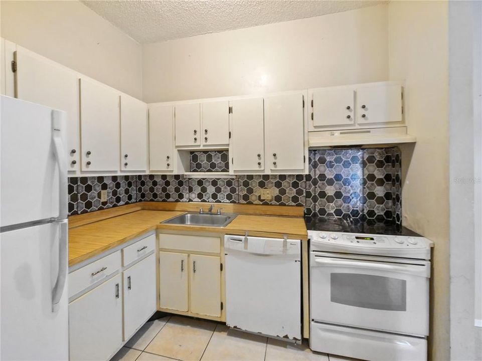 Activo con contrato: $155,000 (2 camas, 2 baños, 846 Pies cuadrados)