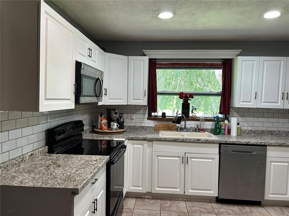 待售: $215,000 (3 贝兹, 2 浴室, 1584 平方英尺)