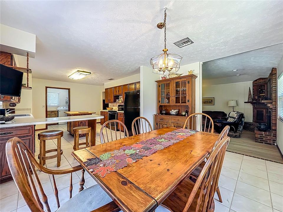 Active With Contract: $2,750 (3 beds, 1 baths, 1933 Square Feet)