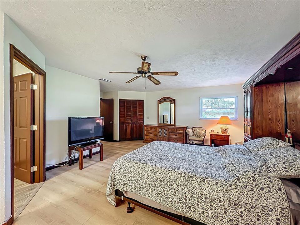 Active With Contract: $2,750 (3 beds, 1 baths, 1933 Square Feet)