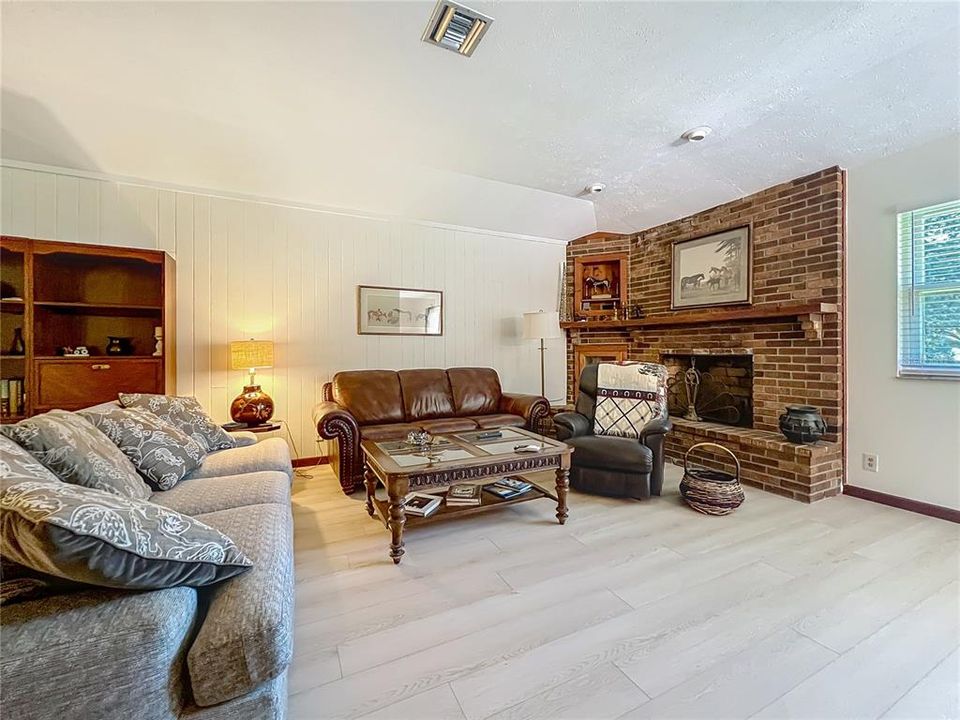 Active With Contract: $2,750 (3 beds, 1 baths, 1933 Square Feet)