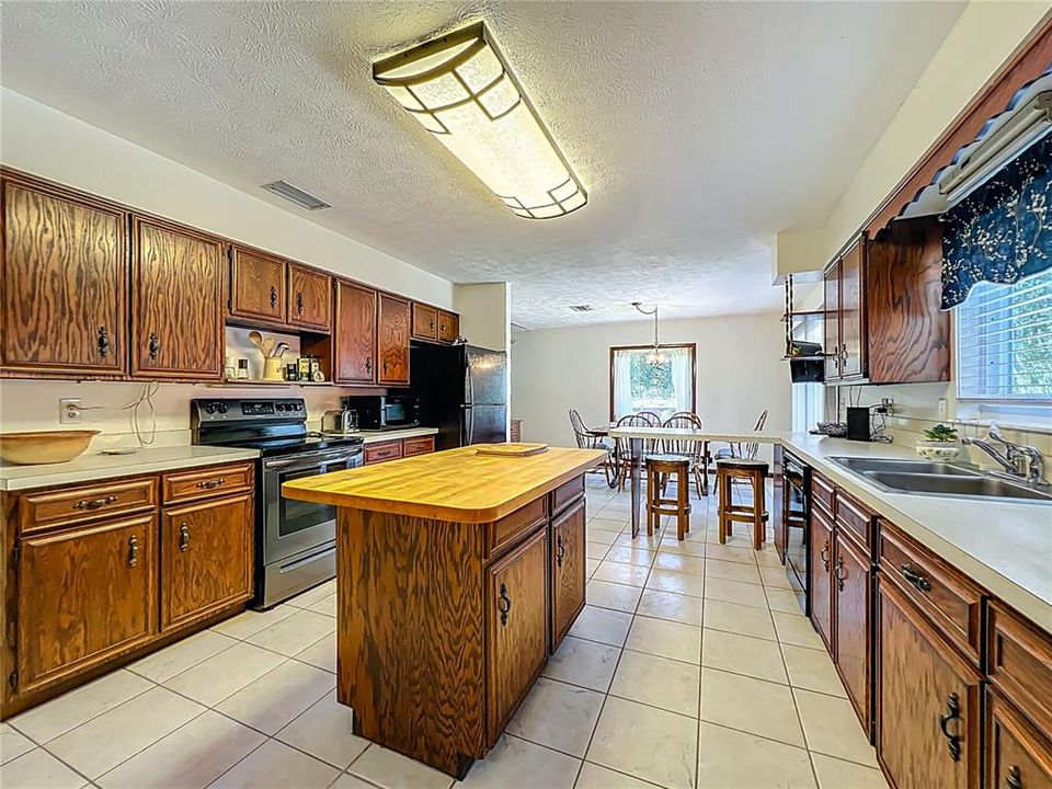 Active With Contract: $2,750 (3 beds, 1 baths, 1933 Square Feet)