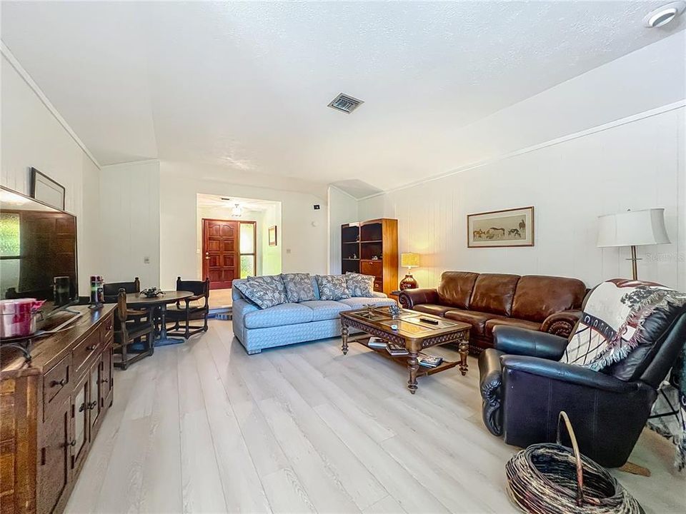 Active With Contract: $2,750 (3 beds, 1 baths, 1933 Square Feet)