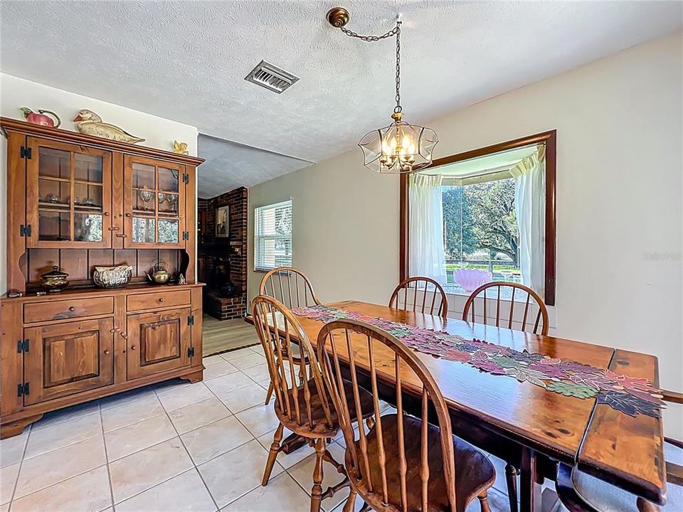 Active With Contract: $2,750 (3 beds, 1 baths, 1933 Square Feet)