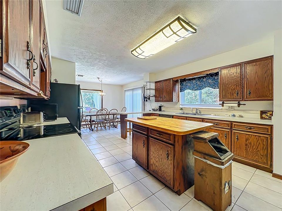 Active With Contract: $2,750 (3 beds, 1 baths, 1933 Square Feet)