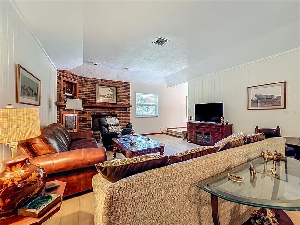 Active With Contract: $2,750 (3 beds, 1 baths, 1933 Square Feet)