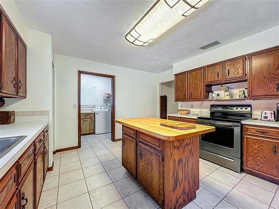 Active With Contract: $2,750 (3 beds, 1 baths, 1933 Square Feet)
