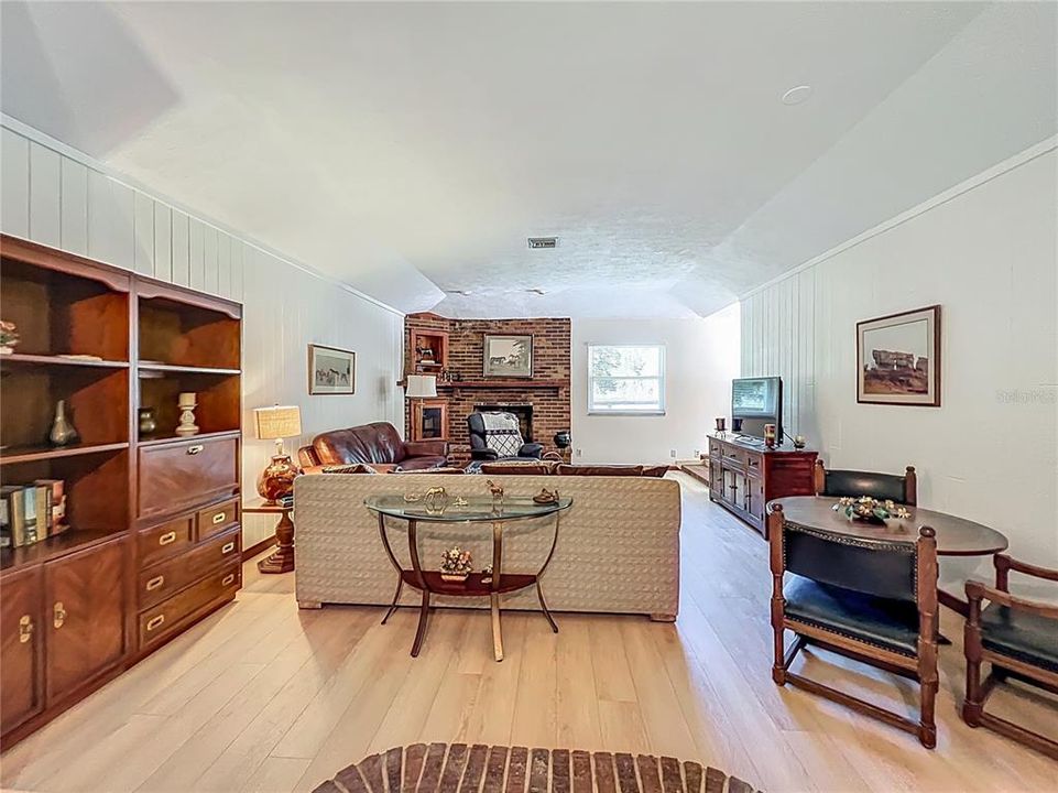 Active With Contract: $2,750 (3 beds, 1 baths, 1933 Square Feet)