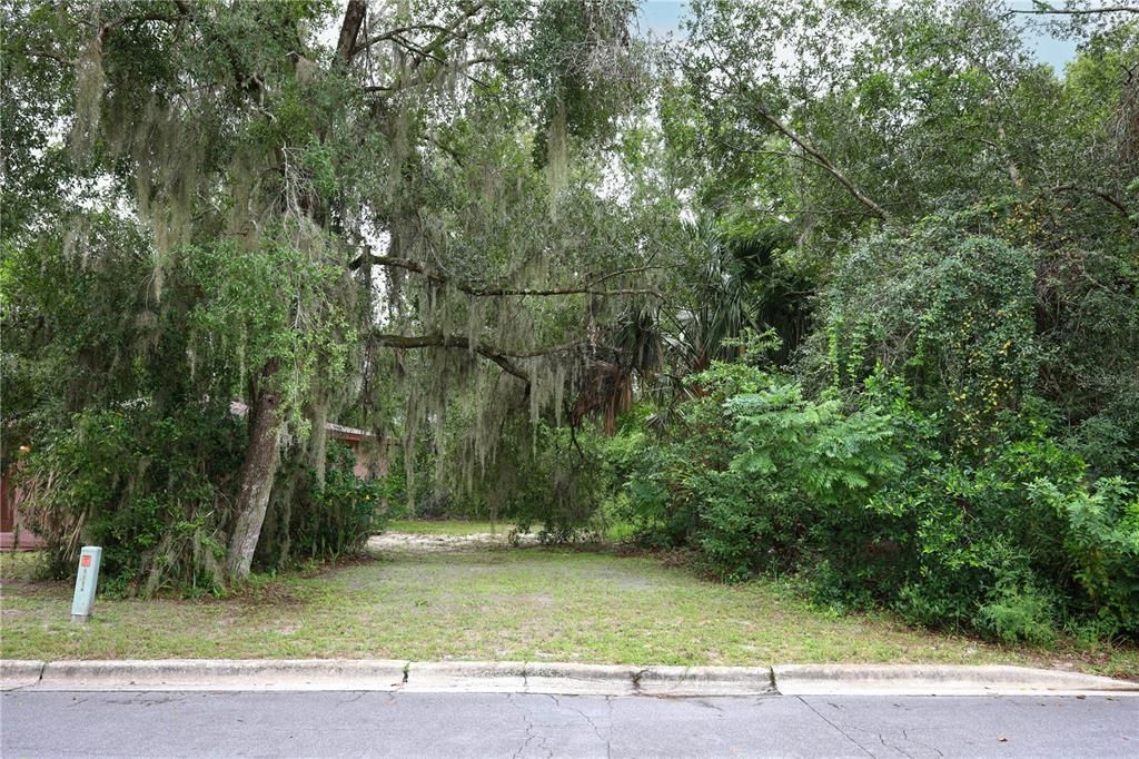 На продажу: $59,500 (0.11 acres)