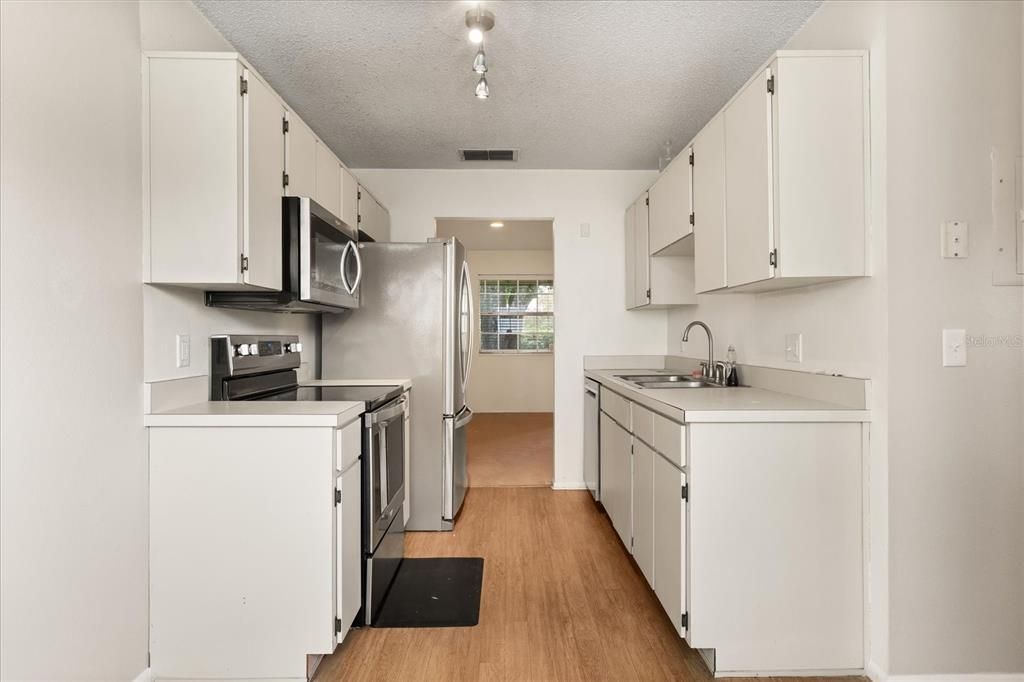 Active With Contract: $280,000 (3 beds, 2 baths, 1008 Square Feet)