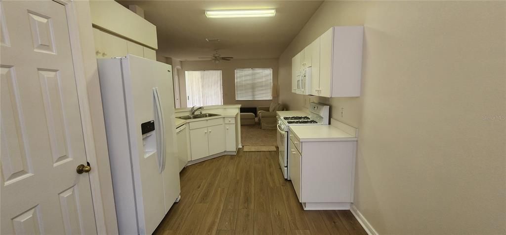 Active With Contract: $292,900 (2 beds, 2 baths, 1422 Square Feet)