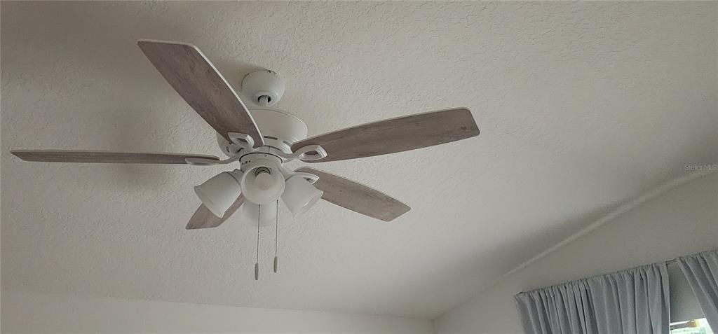 Active With Contract: $292,900 (2 beds, 2 baths, 1422 Square Feet)