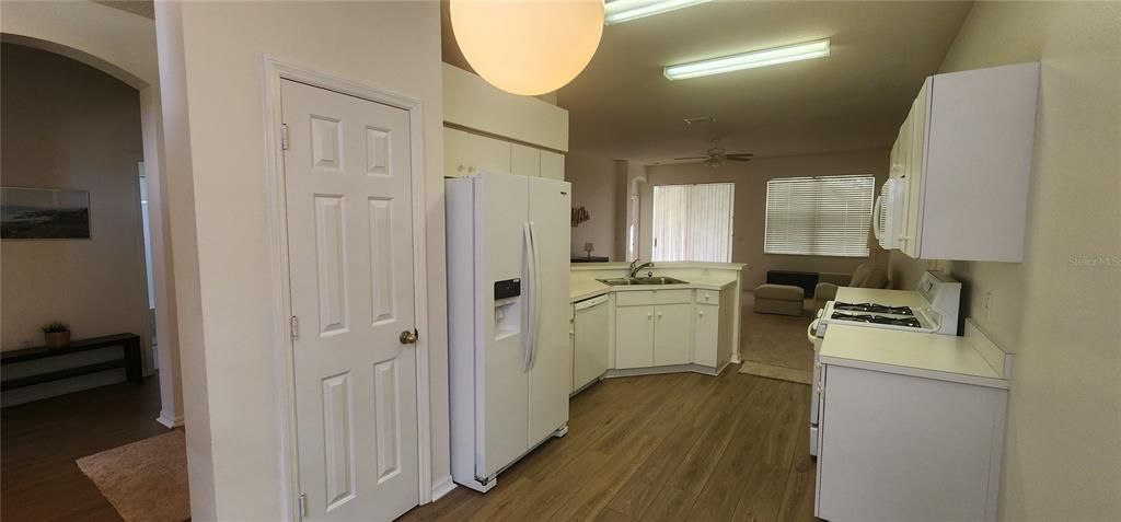 Active With Contract: $292,900 (2 beds, 2 baths, 1422 Square Feet)