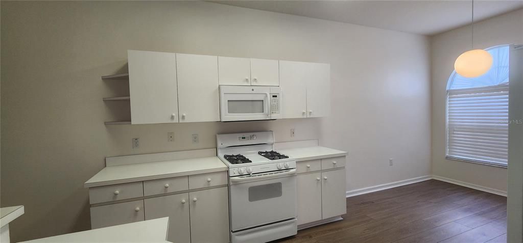 Active With Contract: $292,900 (2 beds, 2 baths, 1422 Square Feet)