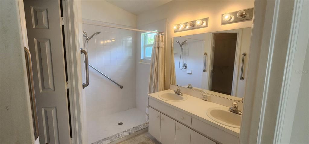 Active With Contract: $292,900 (2 beds, 2 baths, 1422 Square Feet)