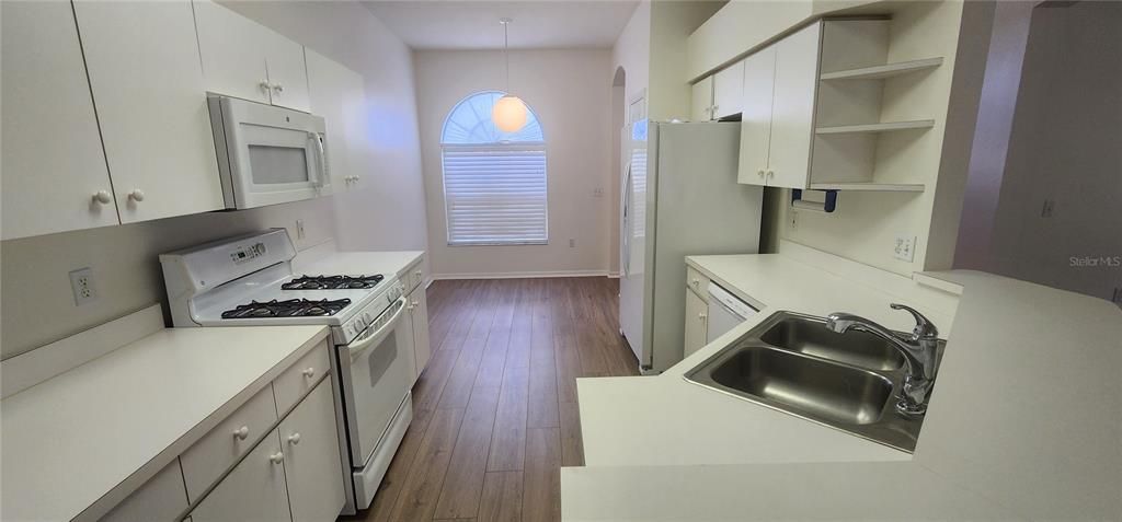 Active With Contract: $292,900 (2 beds, 2 baths, 1422 Square Feet)