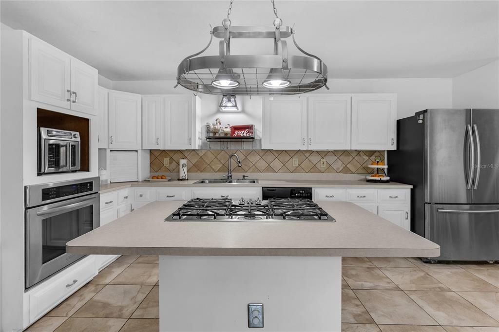 For Sale: $700,000 (3 beds, 2 baths, 2345 Square Feet)