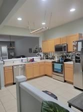 合同活跃: $1,895 (3 贝兹, 2 浴室, 1588 平方英尺)