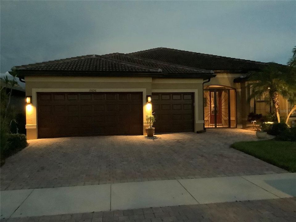 Active With Contract: $859,990 (3 beds, 3 baths, 2506 Square Feet)