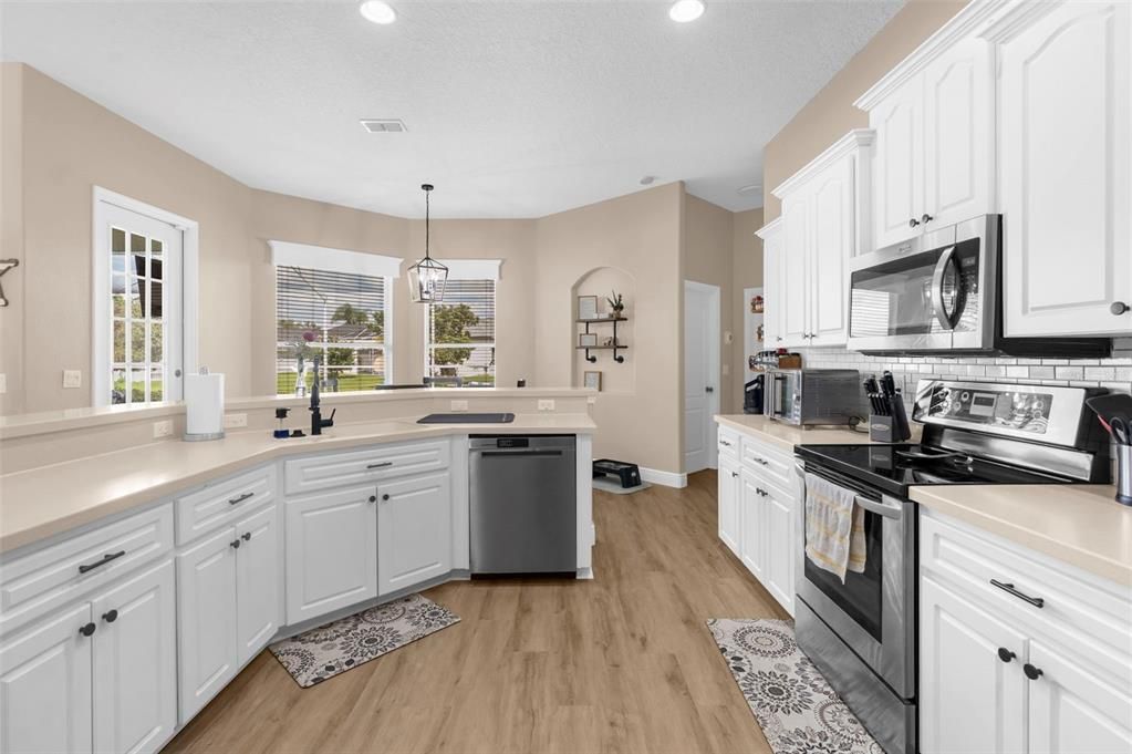 Activo con contrato: $430,000 (3 camas, 2 baños, 2260 Pies cuadrados)