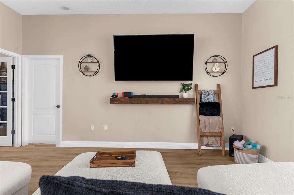 Activo con contrato: $430,000 (3 camas, 2 baños, 2260 Pies cuadrados)