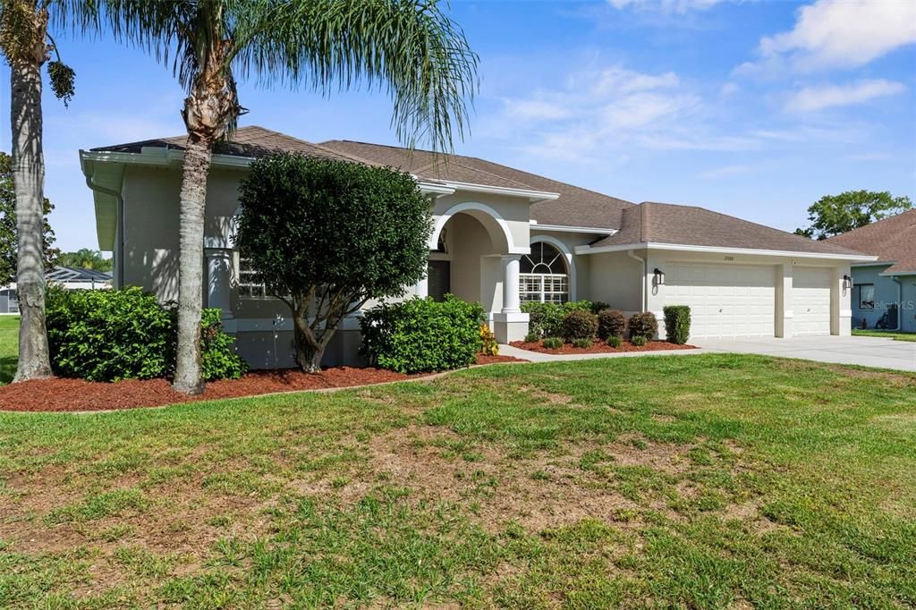 Activo con contrato: $430,000 (3 camas, 2 baños, 2260 Pies cuadrados)