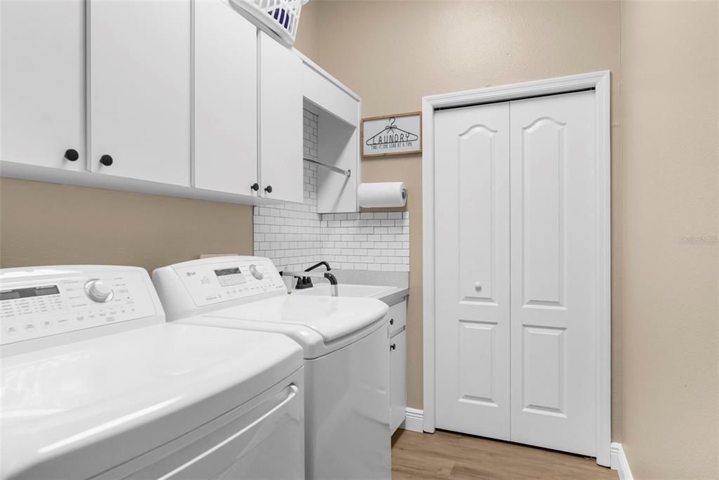 Activo con contrato: $430,000 (3 camas, 2 baños, 2260 Pies cuadrados)