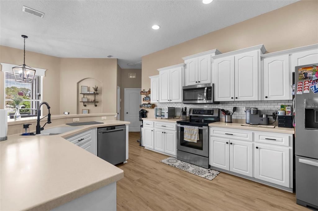 Activo con contrato: $430,000 (3 camas, 2 baños, 2260 Pies cuadrados)