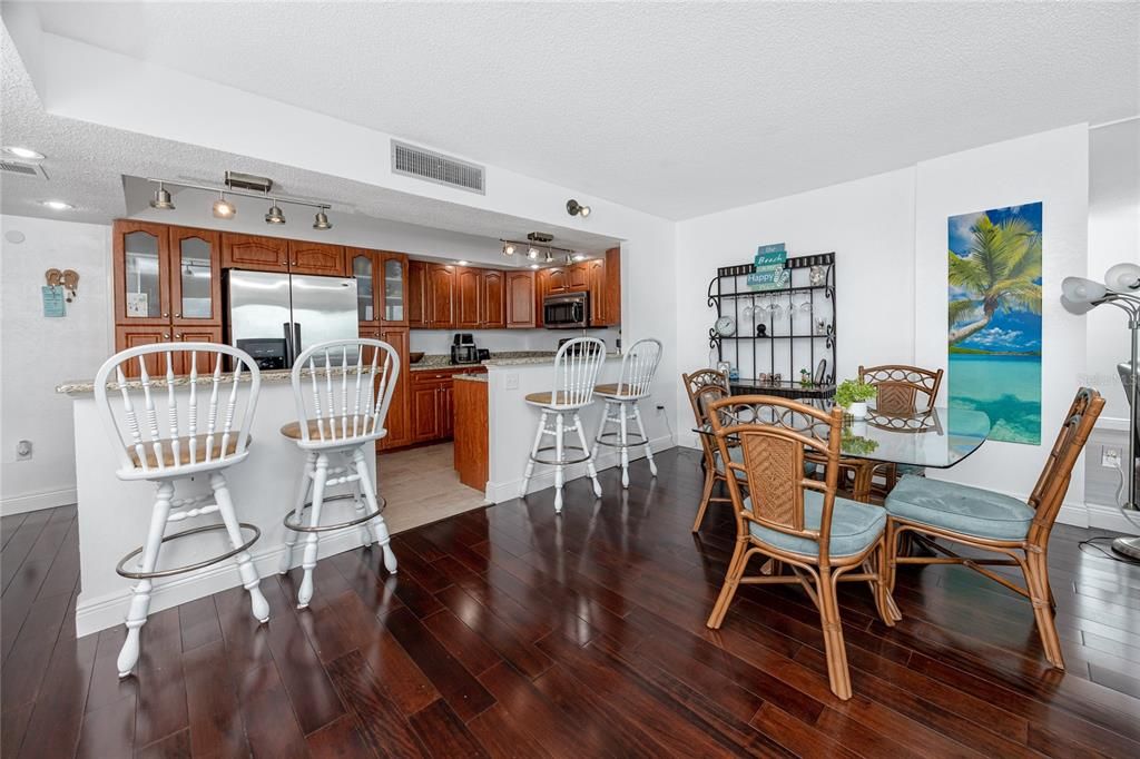 Activo con contrato: $2,950 (2 camas, 2 baños, 1240 Pies cuadrados)