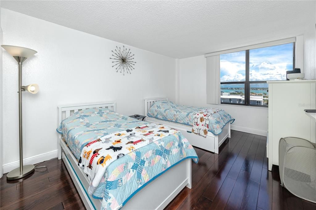 Activo con contrato: $2,950 (2 camas, 2 baños, 1240 Pies cuadrados)