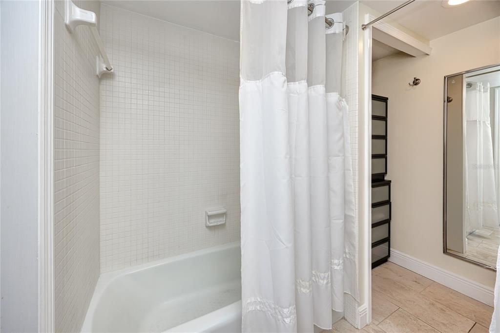 Activo con contrato: $2,950 (2 camas, 2 baños, 1240 Pies cuadrados)