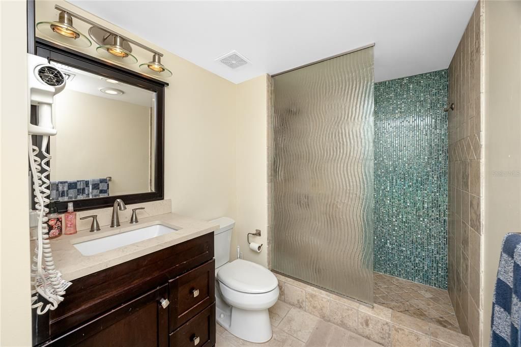 Activo con contrato: $2,950 (2 camas, 2 baños, 1240 Pies cuadrados)