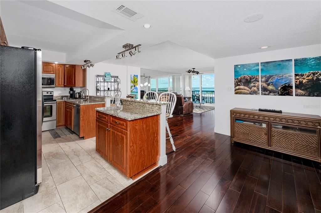 Activo con contrato: $2,950 (2 camas, 2 baños, 1240 Pies cuadrados)