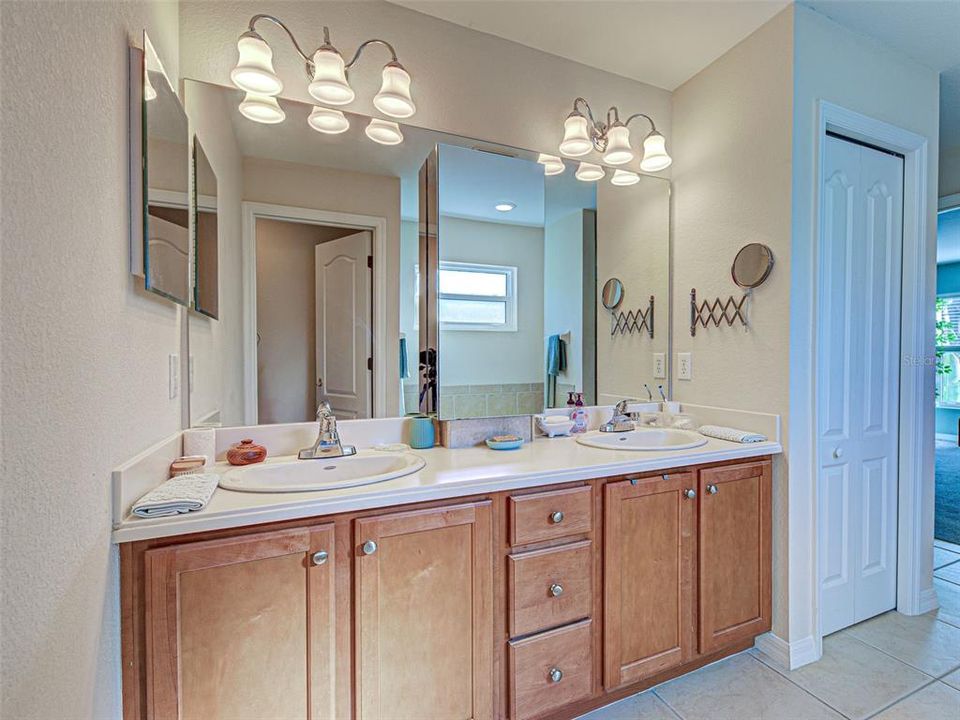 待售: $415,000 (4 贝兹, 2 浴室, 2257 平方英尺)