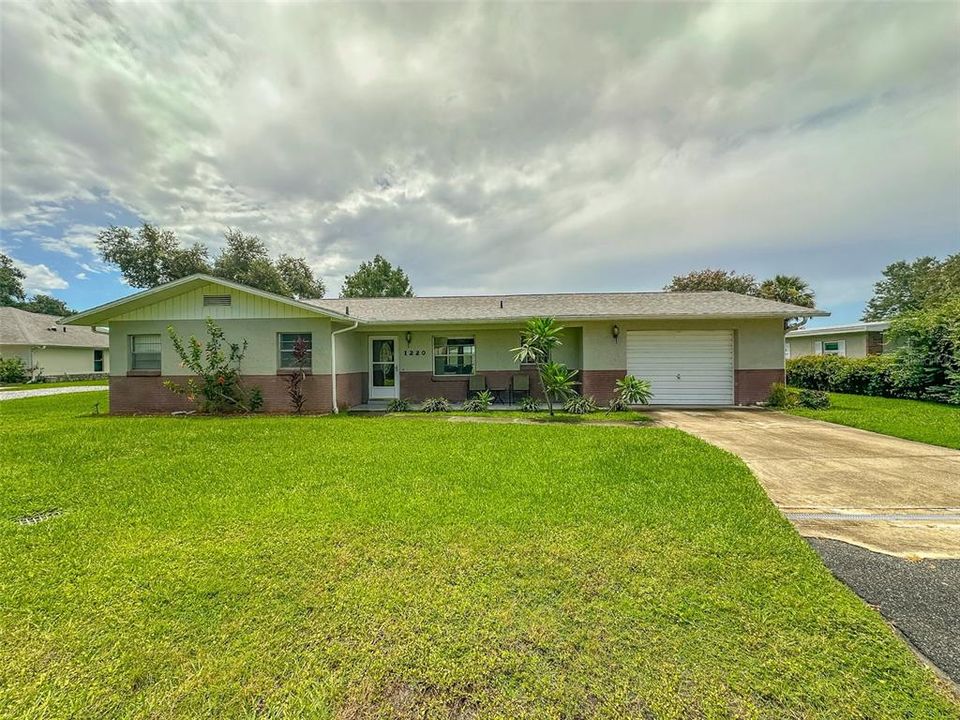 Active With Contract: $310,000 (2 beds, 2 baths, 1106 Square Feet)