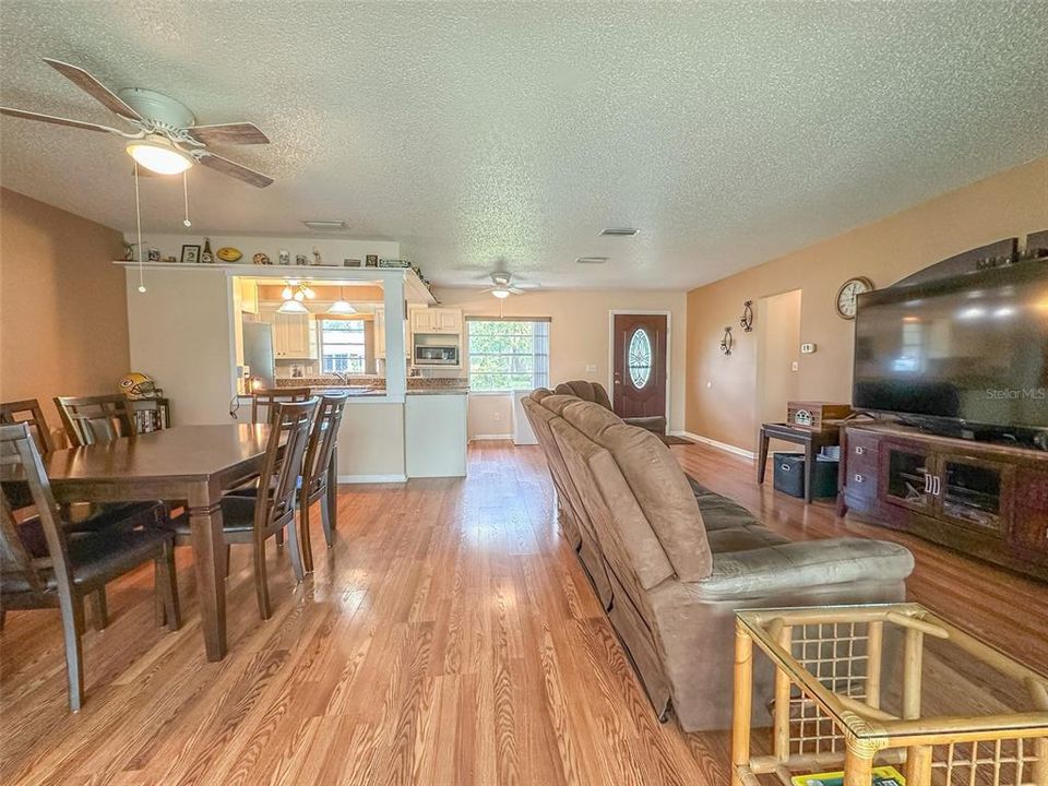 Active With Contract: $310,000 (2 beds, 2 baths, 1106 Square Feet)