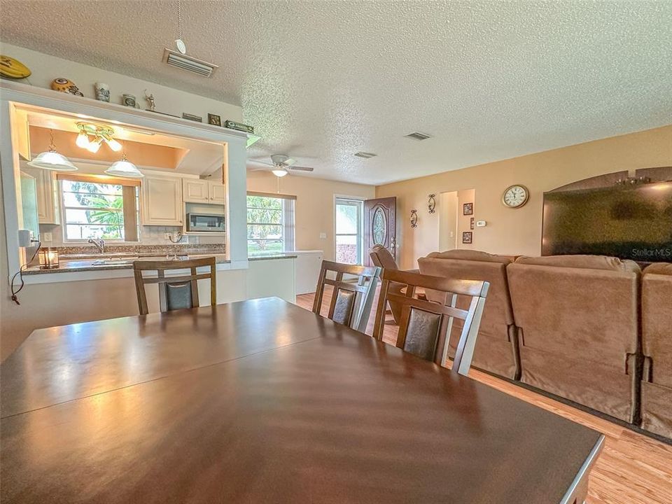 Active With Contract: $310,000 (2 beds, 2 baths, 1106 Square Feet)