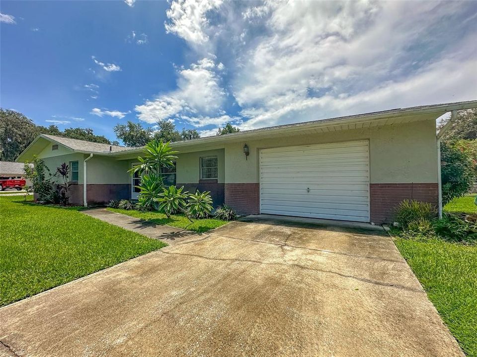 Active With Contract: $310,000 (2 beds, 2 baths, 1106 Square Feet)