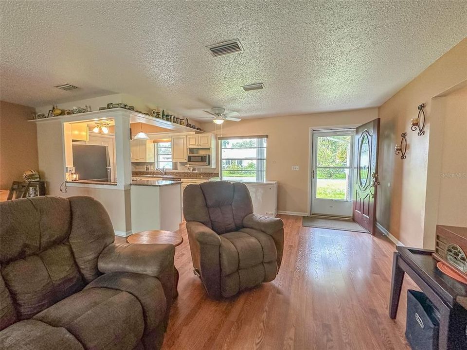 Active With Contract: $310,000 (2 beds, 2 baths, 1106 Square Feet)