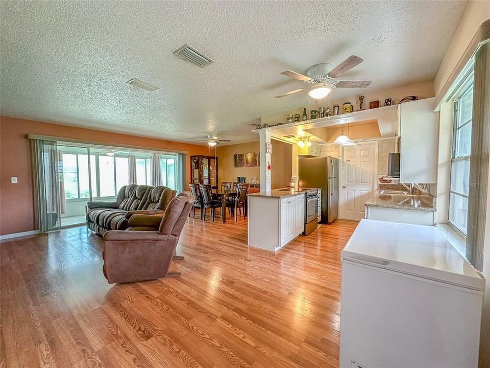 Active With Contract: $310,000 (2 beds, 2 baths, 1106 Square Feet)